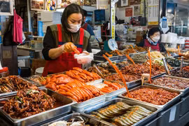 Một gian hàng trong khu chợ Gwangjang ở Seoul. (Ảnh: AFP/TTXVN)