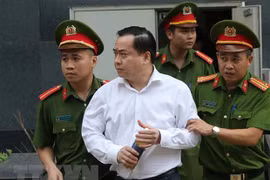 Cảnh sát dẫn giải bị cáo bị cáo Phan Văn Anh Vũ. (Ảnh: Doãn Tấn/TTXVN) 