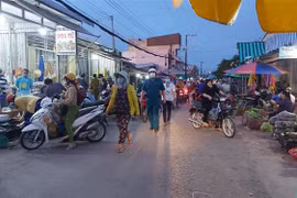 Người dân đổ xô về các điểm bán lương thực, thực phẩm để mua các mặt hàng nhu yếu phẩm khi Bạc Liêu thực hiện giãn cách xã hội trên phạm vi toàn tỉnh. (Ảnh: Nhật Bình/TTXVN) 