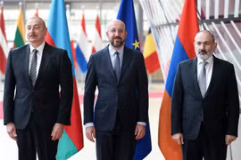 (Từ trái sang) Tổng thống Azerbaijan Ilham Aliyev, Chủ tịch Hội đồng châu Âu Charles Michel và Thủ tướng Armenia Nikol Pashinyan tại cuộc gặp ở Brussels, Bỉ, ngày 14/5/2023. (Ảnh: AFP/TTXVN)