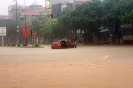 Ngã tư đường Chu Văn An (thành phố Vĩnh Yên, tỉnh Vĩnh Phúc) bị ngập sâu do mưa lớn. (Ảnh: Hoàng Hùng/TTXVN) 