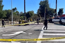 Cảnh sát phong tỏa hiện trường vụ nổ súng ở Los Angeles, bang California (Mỹ) ngày 25/7/2022. (Ảnh: The New York Times/TTXVN) 
