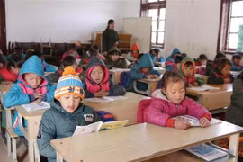 Học sinh mặc đủ ấm khi đến lớp đảm bảo sức khỏe để chống chọi với thời tiết khắc nhiệt trên cao nguyên đá Sìn Hồ tỉnh Lai Châu. (Ảnh: Quý Trung/TTXVN) 