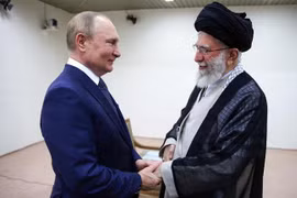 Lãnh đạo tối cao Iran Ali Khamenei (phải) và Tổng thống Nga Vladimir Putin trong cuộc gặp ở Tehran, Iran, ngày 19/7/2022. (Ảnh: AFP/TTXVN) 