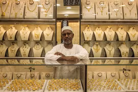 Trang sức vàng được bày bán tại Khartoum, Sudan. (Ảnh: AFP/TTXVN) 