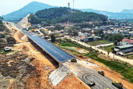Đoạn thảm nhựa mặt đường giao với Quốc lộ 217. (Ảnh: Tuấn Anh/TTXVN)