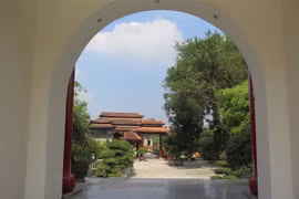 Nằm bên sông Vàm Cỏ Đông yên bình, cách thành phố Hồ Chí Minh chỉ khoảng 50km, Làng cổ Phước Lộc Thọ to (ở tỉnh lộ 824, xã Hữu Thạnh, huyện Đức Hòa, tỉnh Long An) được Sách Kỷ lục Việt Nam xác nhận là nơi sở hữu nhiều nhà gỗ cổ, hoa văn phong phú, đa dạng