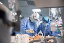 Nhân viên y tế điều trị cho bệnh nhân nhiễm COVID-19 tại bệnh viện ở Vũ Hán, tỉnh Hồ Bắc, Trung Quốc ngày 19/3/2020. (Nguồn: AFP/TTXVN) 