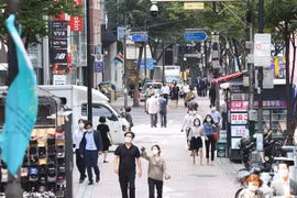 Người dân di chuyển trên đường phố tại thủ đô Seoul, Hàn Quốc, ngày 15/9/2020. (Nguồn: Yonhap/TTXVN) 