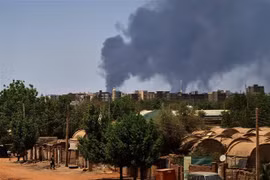 Khói bốc lên trong cuộc giao tranh tại Khartoum, Sudan, ngày 1/5/2023. (Ảnh: AFP/TTXVN) 