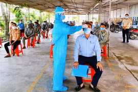 Lấy mẫu xét nghiệm COVID-19. (Ảnh: Công Tường/TTXVN) 
