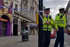 Cảnh sát phong tỏa hiện trường vụ tấn công bằng dao ở West End, London (Anh). (Ảnh: MyLondon/TTXVN) 