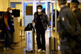 Hành khách Trung Quốc tại sân bay quốc tế Rome-Fiumicino ở Italy ngày 29/12/2022. (Ảnh: AFP/TTXVN) 