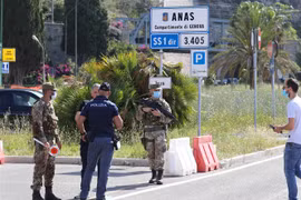 Binh sỹ và cảnh sát Italy làm nhiệm vụ tại khu vực biên giới với Pháp. (Nguồn: AFP/TTXVN) 