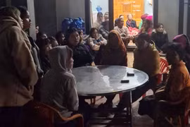 Người dân ở xã Húc bàng hoàng khi biết tin đôi vợ chồng trẻ tử vong. (Nguồn: Báo Lao động)