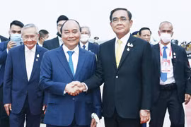 Thủ tướng Thái Lan Prayut Chan-o-cha đón Chủ tịch nước Nguyễn Xuân Phúc tại Sân bay Không quân Hoàng gia Thái Lan. (Ảnh: Thống Nhất/TTXVN) 