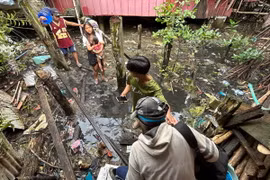 Người dân sơ tán khỏi nhà sau trận động đất tại Hinatuan, tỉnh Surigao del Sur, Philippines, ngày 3/12/2023. (Ảnh: AFP/TTXVN)