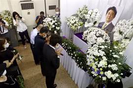 Người dân đặt hoa tưởng niệm cố Thủ tướng Nhật Bản Abe Shinzo tại Shimonoseki, tỉnh Yamaguchi ngày 12/7/2022. (Ảnh: Kyodo/TTXVN) 
