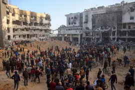 Người dân quay trở lại bệnh viện Al-Shifa ở Gaza sau khi Israel rút quân ngày 1/4/2024. (Ảnh: AFP/TTXVN)