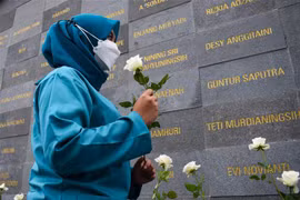 Lễ tưởng niệm các nhân viên y tế tử vong do COVID-19 tại Bandung, Indonesia, ngày 4/12/2021. (Ảnh: AFP/TTXVN) 