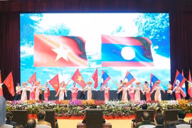 Một tiết mục văn nghệ chào mừng Lễ kỷ niệm 60 năm Ngày thiết lập quan hệ ngoại giao Lào- Việt Nam. (Ảnh: Bá Thành/TTXVN) 