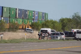 Người nhập cư trái phép được phát hiện trên một chuyến tàu chở hàng ở phía Nam bang Texas. (Nguồn: ABC News)