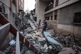 Các tòa nhà bị phá hủy sau cuộc không kích do Israel tiến hành tại Dải Gaza ngày 9/5/2023. (Ảnh: AA/TTXVN)