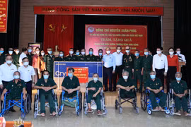Chủ tịch nước Nguyễn Xuân Phúc thăm Trung tâm nuôi dưỡng thương bệnh binh nặng và điều dưỡng người có công tỉnh Hà Nam. (Ảnh: Thống Nhất/TTXVN) 