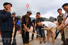 Múa khèn tại Chợ tình Khâu Vai. (Ảnh: Thành Đạt/TTXVN) 