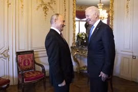 Tổng thống Mỹ Joe Biden (phải) và người đồng cấp Nga Vladimir Putin tại cuộc gặp ở Geneva, Thụy Sĩ ngày 16/6/2021. (Nguồn: AFP/TTXVN) 