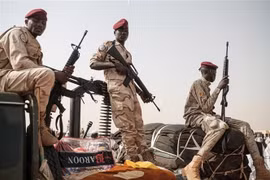Các thành viên Lực lượng hỗ trợ nhanh Sudan tuần tra tại Abraq, cách thủ đô Khartoum khoảng 60km về phía Tây Bắc. (Ảnh: AFP/TTXVN)