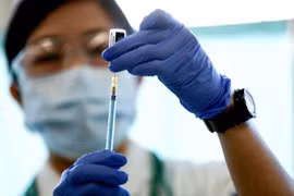 ​Vaccine phòng COVID-19 của hãng Pfizer là vaccine đầu tiên dành cho nhóm 6 tháng đến 4 tuổi được cấp phép ở Nhật Bản. (Nguồn: Reuters)