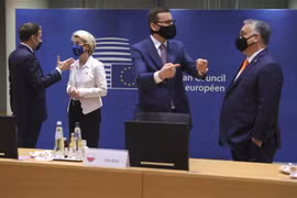 Tổng thống Pháp Emmanuel Macron, Chủ tịch Ủy ban châu Âu Ursula von der Leyen, Thủ tướng Ba Lan Mateusz Morawiecki và Thủ tướng Hungary Viktor Orban thảo luận tại Hội nghị thượng đỉnh EU ở Brussels, Bỉ ngày 10/12/2020. (Nguồn: AFP/TTXVN) 