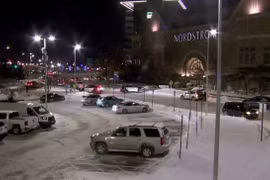 Trung tâm thương mại Mall of America bị phong tỏa sau vụ nổ súng vào tối 23/12. (Nguồn: Fox9) 