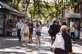 Người dân đeo khẩu trang phòng lây nhiễm COVID-19 tại Barcelona, Tây Ban Nha ngày 9/7/2020. (Nguồn: THX/TTXVN) 