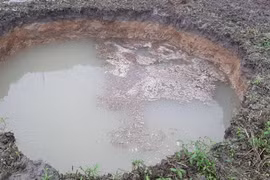 Một hố sụt lún tại huyện Định Hóa, tỉnh Thái Nguyên. (Nguồn: baotainguyenmoitruong.vn) 