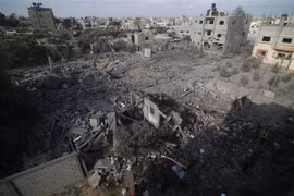 Tòa nhà bị phá hủy sau một cuộc không kích của Israel xuống thành phố Khan Younis ở Dải Gaza, ngày 21/10/2023. (Ảnh: THX/TTXVN)