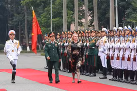 Bộ trưởng Quốc phòng Phan Văn Giang và Bộ trưởng Quốc phòng Séc Jana Cernochova duyệt đội danh dự Quân đội Nhân dân Việt Nam. (Ảnh: Trọng Đức/TTXVN) 