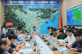 Quang cảnh buổi họp ứng phó với áp thấp nhiệt đới và mưa lớn. (Ảnh: Hoàng Hiếu/TTXVN)