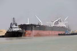 Vụ va chạm giữa hai tàu đã gây gián đoạn giao thông trên kênh Suez. (Nguồn: AP)