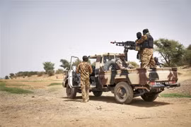 Binh sỹ Mali tuần tra tại khu vực Djenne. (Ảnh: AFP/TTXVN) 