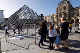 Du khách thăm bảo tàng Louvre tại thủ đô Paris, Pháp, ngày 6/7/2020. (Nguồn: AFP/TTXVN) 