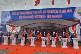 Các đại biểu ấn nút động thổ khởi công Dự án đầu tư xây dựng hạ tầng Khu công nghiệp Mỹ Thuận. (Nguồn: laodong.vn) 