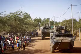 Binh sỹ Pháp làm nhiệm vụ trong chiến dịch Barkhane tại làng Gorom Gorom, phía bắc Burkina Faso. (Nguồn: AFP/TTXVN) 
