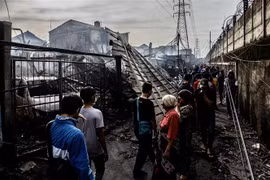 Hiện trường vụ cháy kho chứa nhiên liệu tại cây xăng ở Jakarta, Indonesia, ngày 4/3/2023. (Ảnh: AFP/TTXVN)
