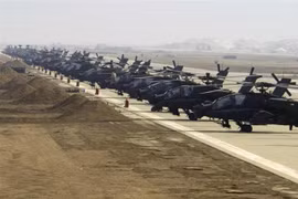 Trực thăng Apache của quân đội Mỹ tại căn cứ không quân Ein Al-Assad ở miền Tây Iraq. (Nguồn: USAF/TTXVN) 