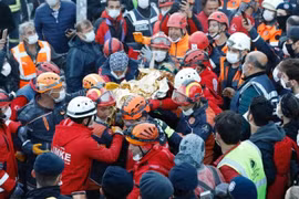 Bé gái Elif được cứu sống khỏi đống đổ nát sau 65 giờ kể từ khi trận động đất xảy ra. (Nguồn: CNN) 