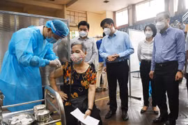 Lãnh đạo Bộ Y tế và thành phố Hà Nội kiểm tra các điểm tiêm vaccine
