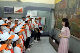 Các em thiếu nhi tham quan, tìm hiểu tại Di tích Lịch sử Quốc gia Đặc biệt Nhà tù Sơn La. (Ảnh: Hữu Quyết/TTXVN)
