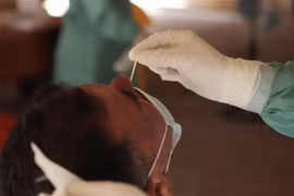 Nhân viên y tế lấy mẫu dịch xét nghiệm COVID-19 cho người dân tại thành phố Hebron, Bờ Tây ngày 22/6/2020. (Nguồn: THX/TTXVN) 